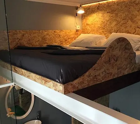 B&B Watermark Surf House *